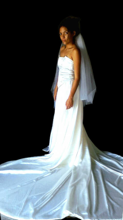 Vestido de novia blanco cola larga