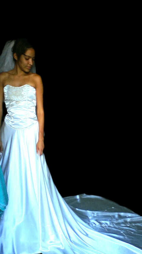 Vestido de novia blanco cola larga